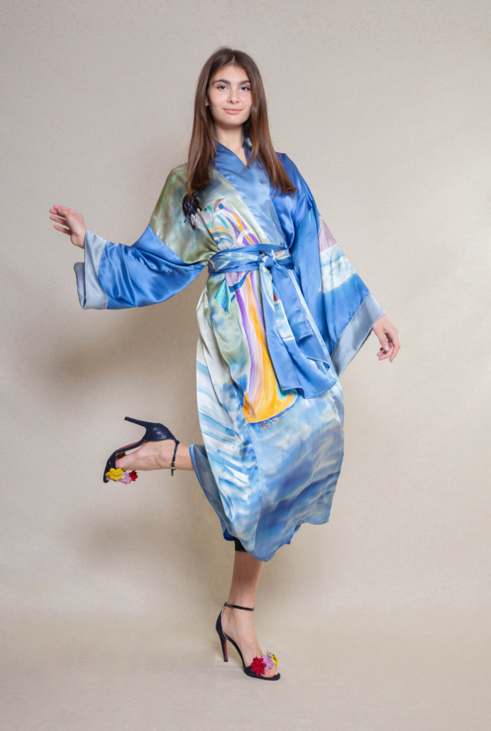 modelo con quimono azul
