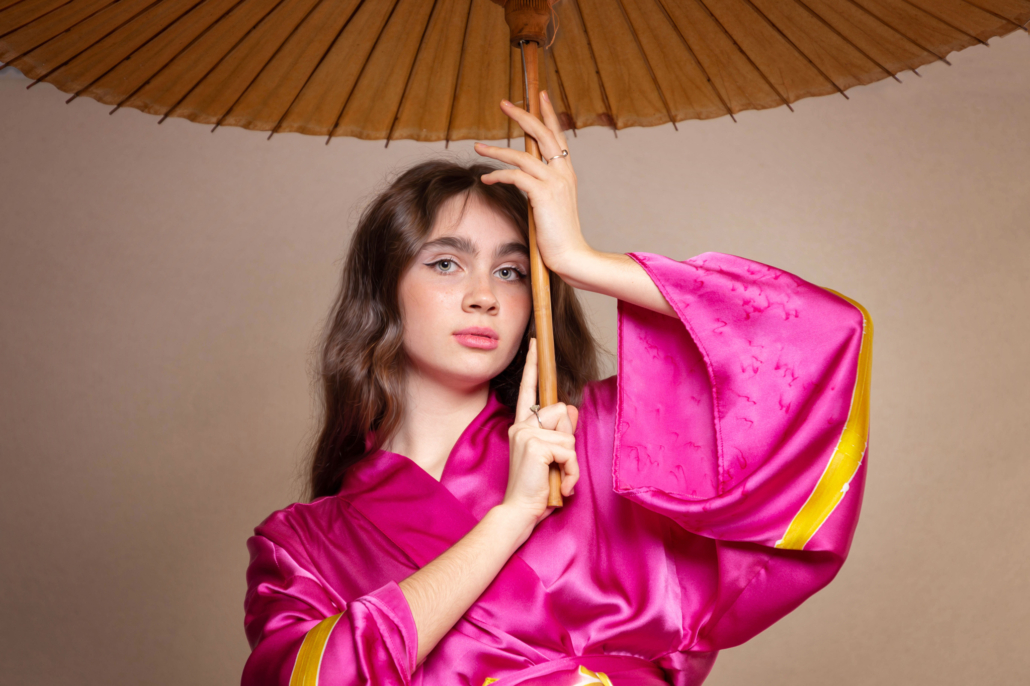 modelo con parasol vestida con el quimono rosa